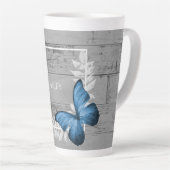 Blauer Schmetterling Rustikale Personalisierte Lat Milchtasse (Rechte Ecke)
