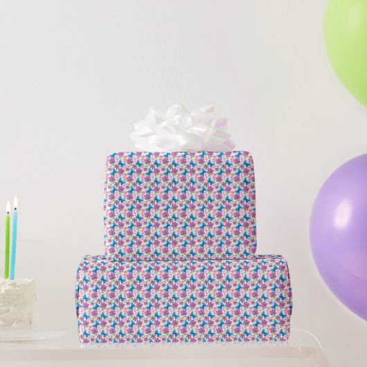 Blauer Schmetterling und violettes Blumenmuster Geschenkpapier (Partygeschenke)