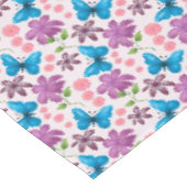 Blauer Schmetterling und violettes Blumenmuster Tischdecke (Schrägansicht)