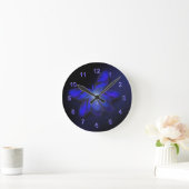 Blauer Schmetterlingswall Runde Wanduhr (Zuhause)