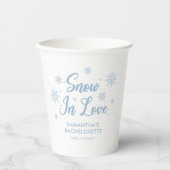 Blauer Schnee in Liebe Winter Bachelorette Pappbecher (Vorderseite)