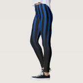 Blauer schwarzer Streifen in schwarzen Leggings (Links)
