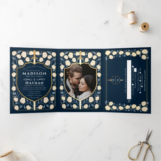 Blauer Schwert und Schild Mittelalterliche Hochzei Dreifach Gefaltete Einladung (Innenseite)