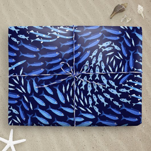 Blauer schwimmender Ozeanfisch - Dunkel Geschenkpapier