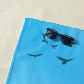 Blauer Sommer, heller Himmel, weißer Name Strandtuch (Beispiel)