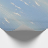 blauer sonnenbeleuchteter Himmel und helle Wolken Geschenkpapier (Ecke)