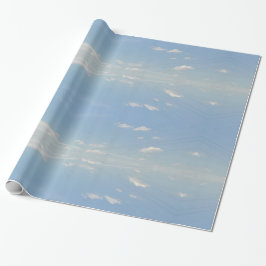 blauer sonnenbeleuchteter Himmel und helle Wolken  Geschenkpapier