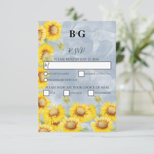 Blauer Sonnenblumen Monogramm Hochzeit RSVP Karte (Stehend Vorderseite)