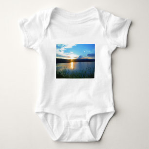 Blauer Sonnenuntergang am See Baby Strampler
