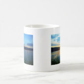 Blauer Sonnenuntergang am See Kaffeetasse (Mittel)