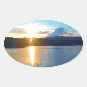 Blauer Sonnenuntergang am See Ovaler Aufkleber