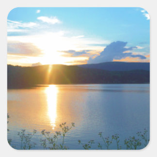 Blauer Sonnenuntergang am See Quadratischer Aufkleber