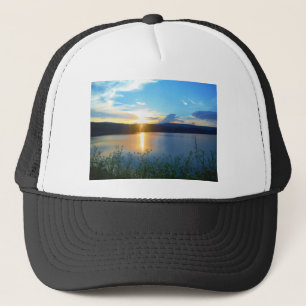 Blauer Sonnenuntergang am See Truckerkappe