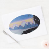 Blauer Sonnenuntergang auf den Bergen Ovaler Aufkleber (Umschlag)
