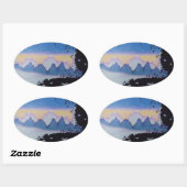 Blauer Sonnenuntergang auf den Bergen Ovaler Aufkleber (Blatt)