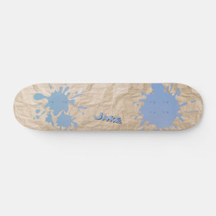 Blauer Spritzer auf altem Papier und Name Skateboard
