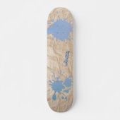 Blauer Spritzer auf altem Papier und Name Skateboard (Vorne)