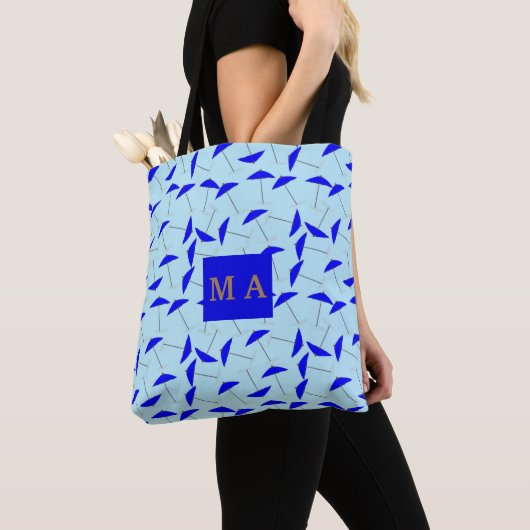 Blauer Strandschirm, Wiederholmuster Monogramm Tasche (Von Nahem)