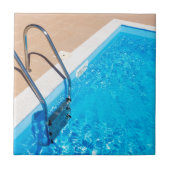 Blauer Swimmingpool mit Leiter Fliese (Vorderseite)