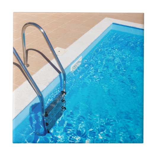 Blauer Swimmingpool mit Leiter Fliese (Vorderseite)