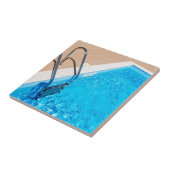 Blauer Swimmingpool mit Leiter Fliese (Seite)
