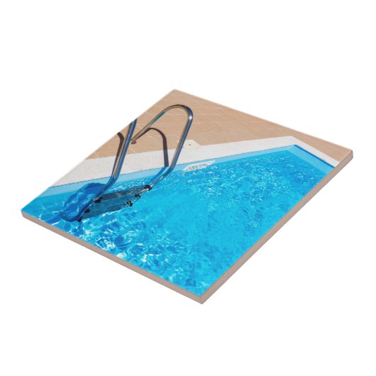 Blauer Swimmingpool mit Leiter Fliese (Seite)