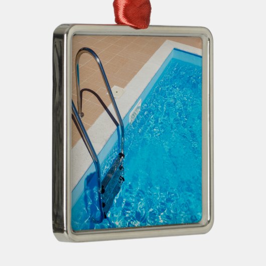 Blauer Swimmingpool mit Leiter Silbernes Ornament (Rechts)
