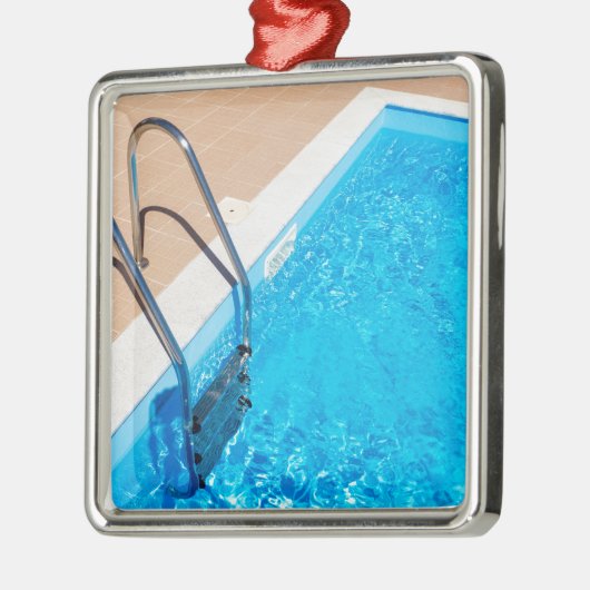 Blauer Swimmingpool mit Leiter Silbernes Ornament (Links)