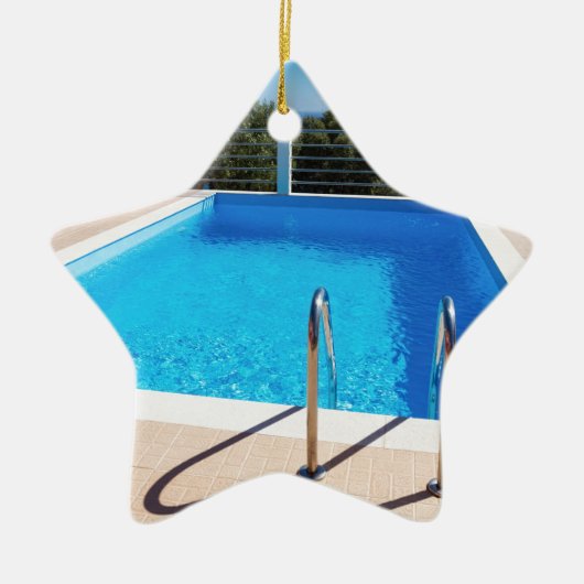 Blauer Swimmingpool mit Schritten in Meer Keramikornament (Vorne)