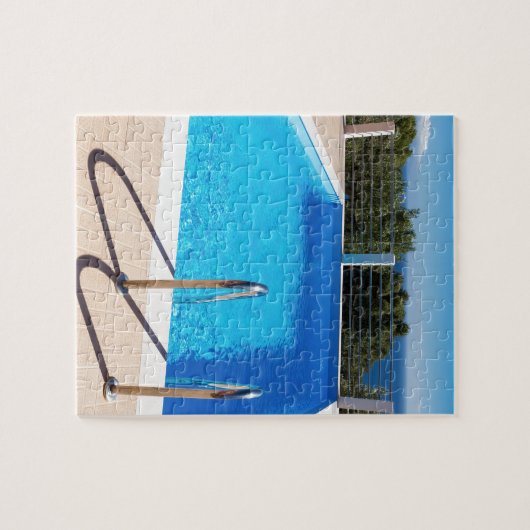 Blauer Swimmingpool mit Schritten in Meer Puzzle (Horizontal)