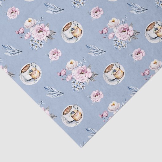 Blauer Teebecher mit rosa Blume Seidenpapier (Ausschnitt)