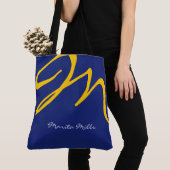 Blauer Totbeutel mit gelbem Anfangsbuchstaben Tasche (Von Nahem)