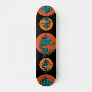 Blauer, traditioneller chinesischer Drache auf dem Skateboard