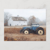 Blauer Traktorenständer und Feld Postkarte (Vorderseite)