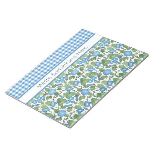 Blauer Trichterwinden- und Gingham-Notizblock mit Notizblock (angewinkelt)
