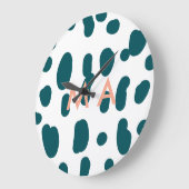 Blauer Tupfen orangefarbener Pastell-Monogramm-Man Große Wanduhr (Winkel)