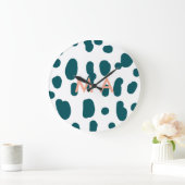 Blauer Tupfen orangefarbener Pastell-Monogramm-Man Große Wanduhr (Zuhause)