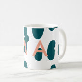 Blauer Tupfen orangefarbener Pastell-Monogramm-Man Kaffeetasse (VorderseiteRechts)