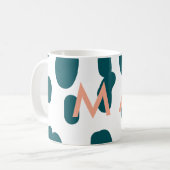 Blauer Tupfen orangefarbener Pastell-Monogramm-Man Kaffeetasse (Vorderseite Links)