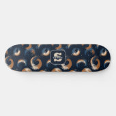 Blauer und brauner Kreis auf dunklem Hintergrund Skateboard (Horizontal)