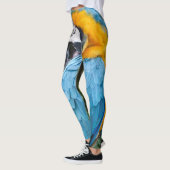 Blauer und gelber putzender Macaw Leggings (Links)