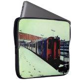 Blauer und gelber Zug, im Schnee Laptopschutzhülle (Vorne Rechts)