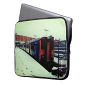 Blauer und gelber Zug, im Schnee Laptopschutzhülle (Vorderseite Links)