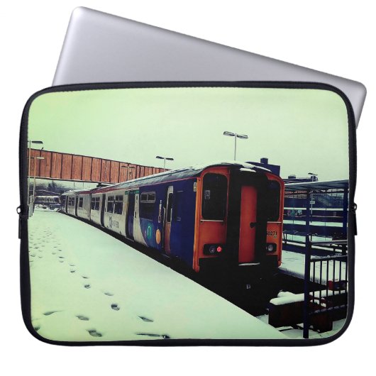 Blauer und gelber Zug, im Schnee Laptopschutzhülle (Vorderseite)