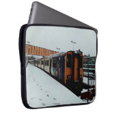 Blauer und gelber Zug, im Schnee Laptopschutzhülle (Vorne Rechts)