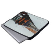 Blauer und gelber Zug, im Schnee Laptopschutzhülle (Vorne Knopf)