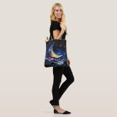 Blauer und goldener Halbmond und Wolken Halloween Tasche (Am Model)