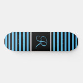 Blauer und schwarzer Anfangsbuchstabe Skateboard (Horizontal)