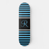 Blauer und schwarzer Anfangsbuchstabe Skateboard (Vorderseite)