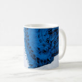 Blauer und schwarzer Blumenschal auf weißem Sand Kaffeetasse (VorderseiteRechts)